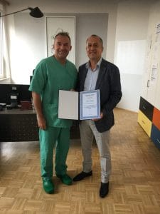 Dr. Holger Till & Dr. Hüseyin Özbey, Graz Tıp Üniversitesi Çocuk ve Ergen Cerrahisi Anabilim Dalı'nda "2019 Yılı Çocuk Cerrahı" sertifikası ile, Graz-Avusturya 19.09.2019